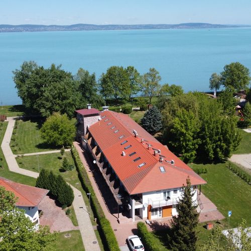 Apartament family cu vedere spre curte cu 2 camere pentru 4 pers. (se poate solicita pat suplimentar)