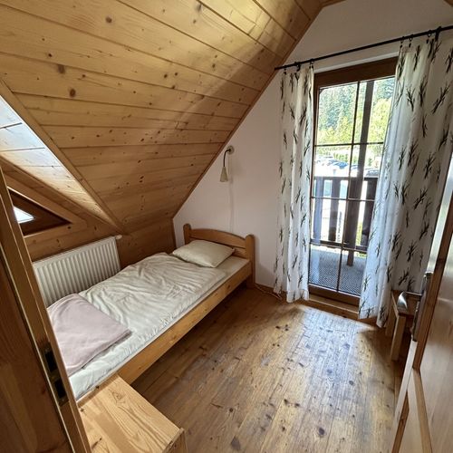 Casă de vacanță cu balcon cu baie pentru 4 pers. (se inchirieaza doar integral) (se poate solicita pat suplimentar)