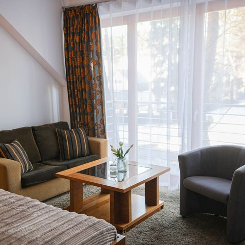Apartament 4-osobowy z balkonem z klimatyzacją z 1 pomieszczeniem sypialnianym