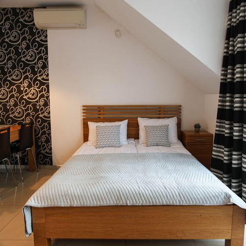 Apartament 3-osobowy z balkonem z aneksem kuchennym z 1 pomieszczeniem sypialnianym