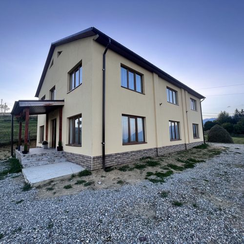 Cabană întreaga unitate cu vedere spre munte pentru 16 pers. (se inchirieaza doar integral)