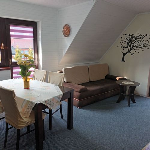 Apartament 5-osobowy z balkonem z aneksem kuchennym z 2 pomieszczeniami sypialnianymi