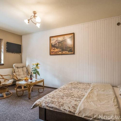 Apartament 2-osobowy z balkonem z aneksem kuchennym z 1 pomieszczeniem sypialnianym