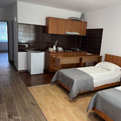Apartament la etaj la parter cu 2 camere pentru 4 pers.