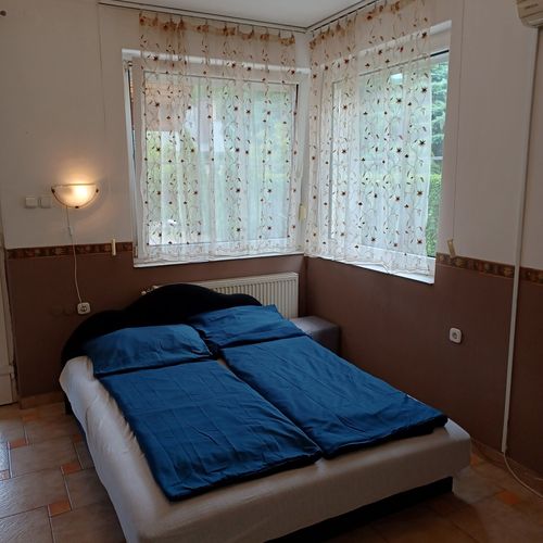 Apartament la parter cu terasă cu 2 camere pentru 4 pers.