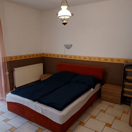 Apartament la parter cu terasă cu 1 camera pentru 4 pers. (se poate solicita pat suplimentar)
