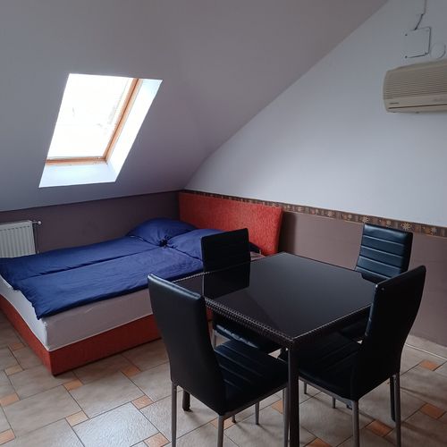 Apartament la mansardă cu aer condiționat cu 1 camera pentru 4 pers. (se poate solicita pat suplimentar)