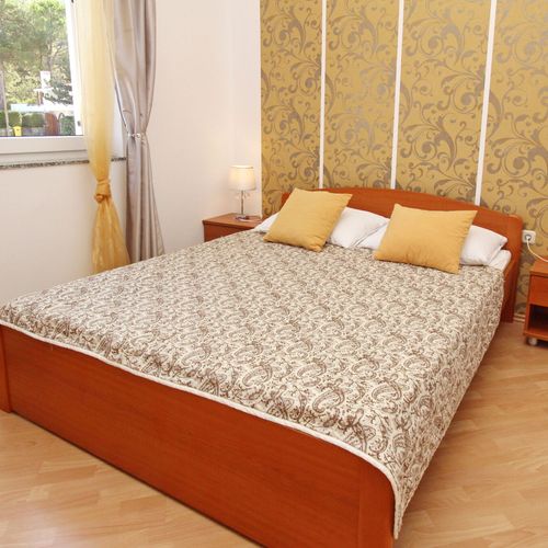 Apartament classic cu vedere parțială spre mare cu 2 camere pentru 4 pers.