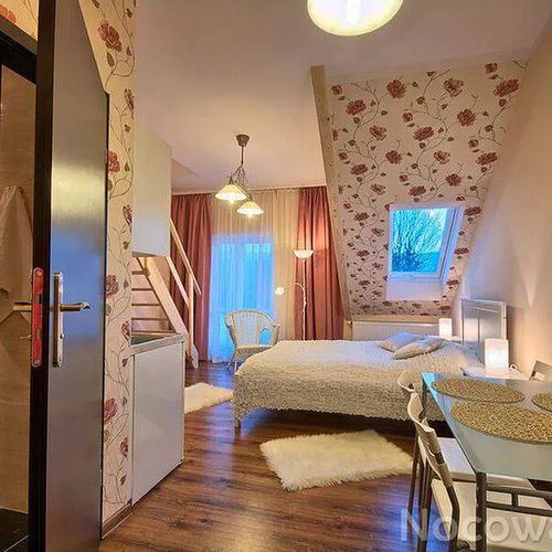 Apartament 2-osobowy na piętrze z balkonem z 1 pomieszczeniem sypialnianym (możliwa dostawka)