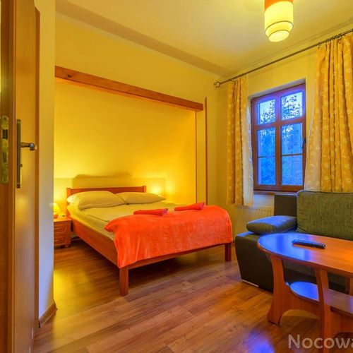 Pokój 3-osobowy z dostępem do ogrodu z widokiem na góry