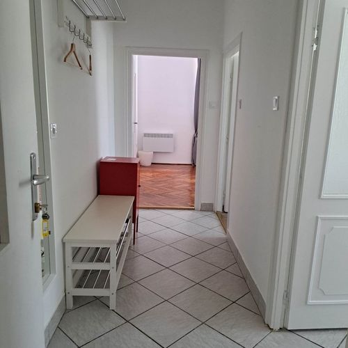 Apartament standard la etaj pentru 4 pers. (se inchirieaza doar integral)