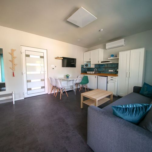 Apartament la parter cu vedere spre grădină cu 1 camera pentru 2 pers. (se poate solicita pat suplimentar)