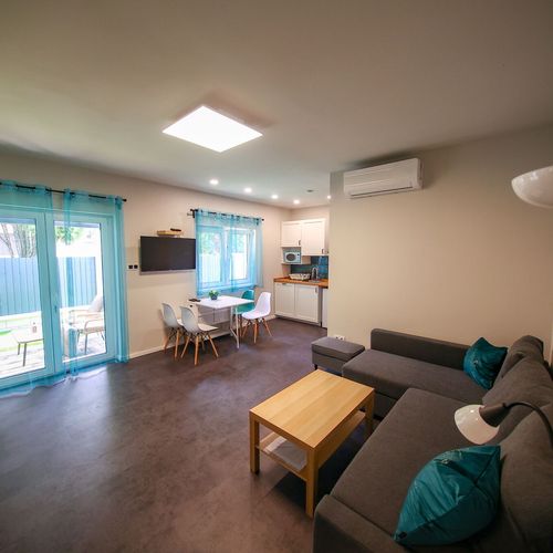 Apartament la parter cu vedere spre grădină cu 1 camera pentru 2 pers. (se poate solicita pat suplimentar)