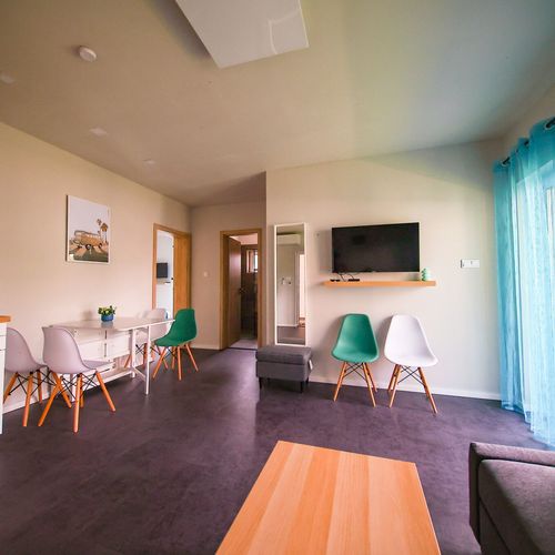 Apartament la parter cu vedere spre grădină cu 2 camere pentru 4 pers. (se poate solicita pat suplimentar)