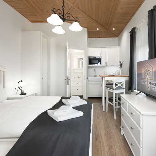 Apartament studio la parter pentru 2 pers. (se inchirieaza doar integral)