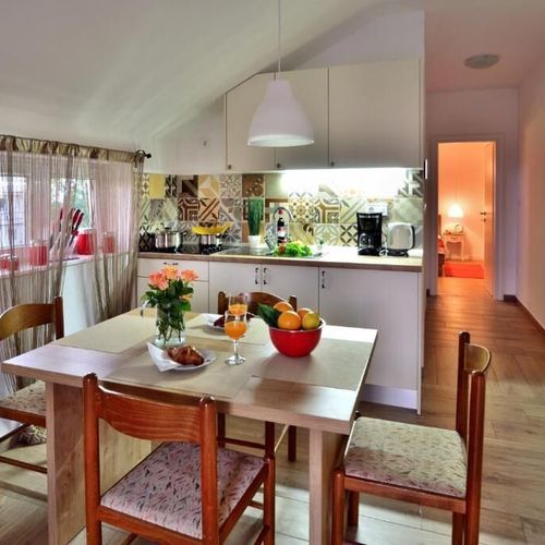 Apartament 3-osobowy z klimatyzacją na poddaszu z 2 pomieszczeniami sypialnianymi