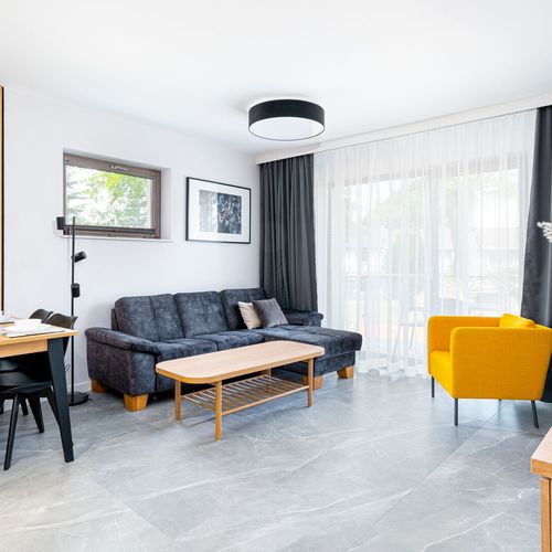 Apartament 4-osobowy z balkonem z aneksem kuchennym z 2 pomieszczeniami sypialnianymi