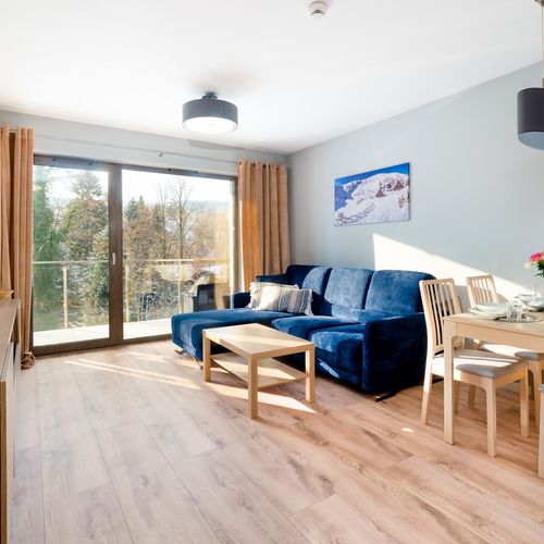 Apartament 4-osobowy z balkonem z widokiem na góry z 2 pomieszczeniami sypialnianymi