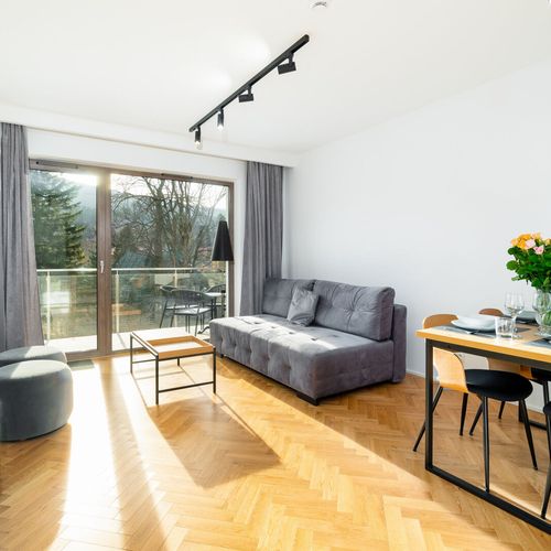 Apartament 4-osobowy z balkonem z widokiem na góry z 2 pomieszczeniami sypialnianymi