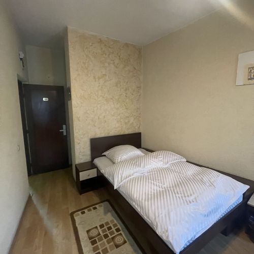 Camera single standard cu vedere spre oraș