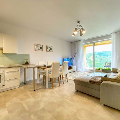 Apartman pro 4 os. s 1 ložnicí s výhledem na hory na poschodí