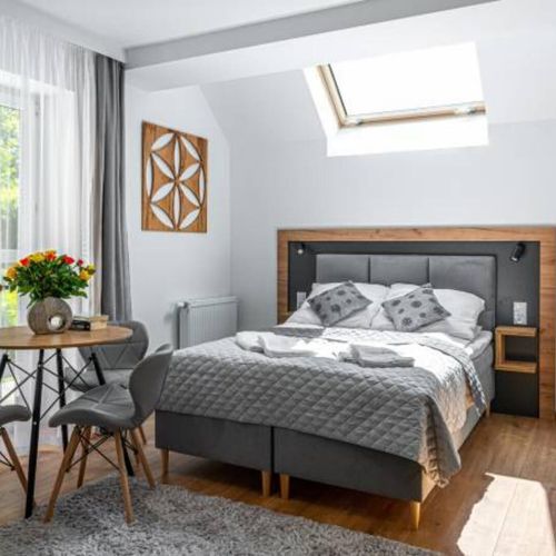 Apartament 3-osobowy z balkonem z aneksem kuchennym z 1 pomieszczeniem sypialnianym