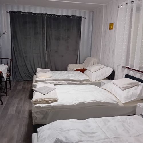 Camera tripla la parter cu vedere spre curte