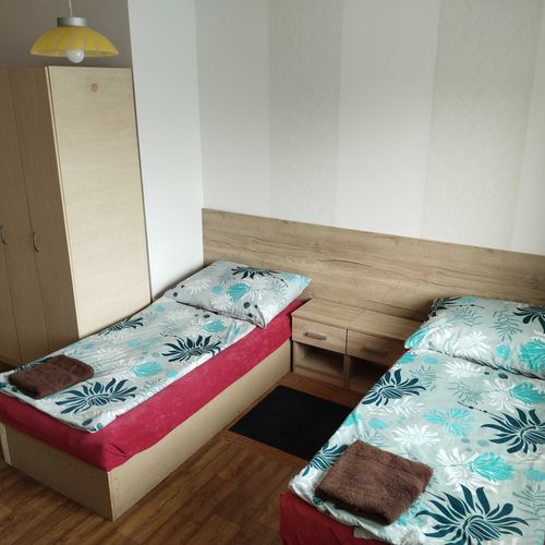 Apartament la parter cu chicinetă proprie cu 2 camere pentru 5 pers.