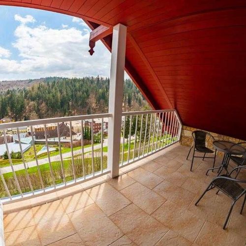 Camera tripla cu balcon cu duș