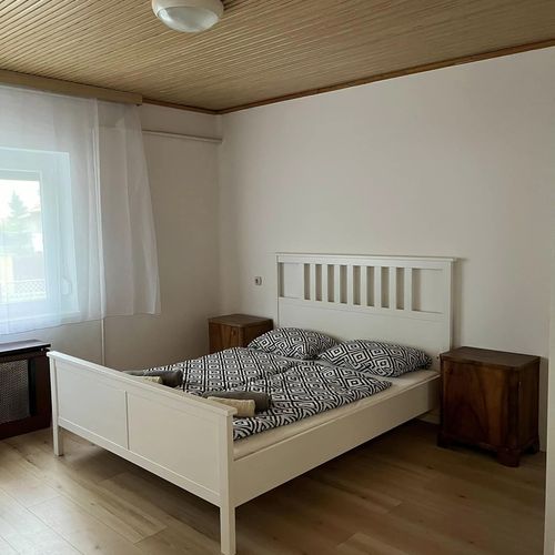 Apartament la parter cu vedere spre curte pentru 6 pers. (se inchirieaza doar integral)