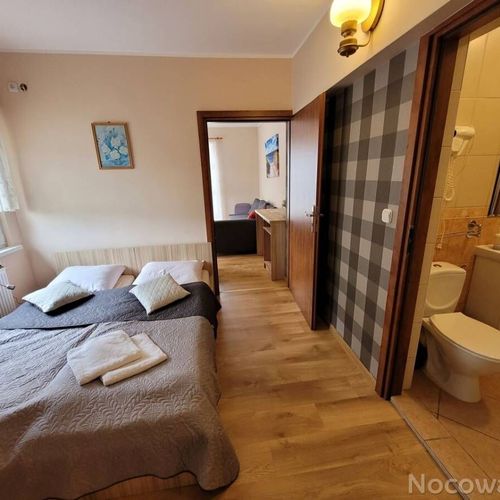 Camera cvadrupla la etaj cu baie