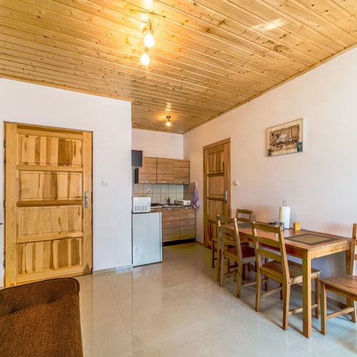 Apartman pro 8 os. se 2 ložnicemi s výhledem do zahrady na poschodí