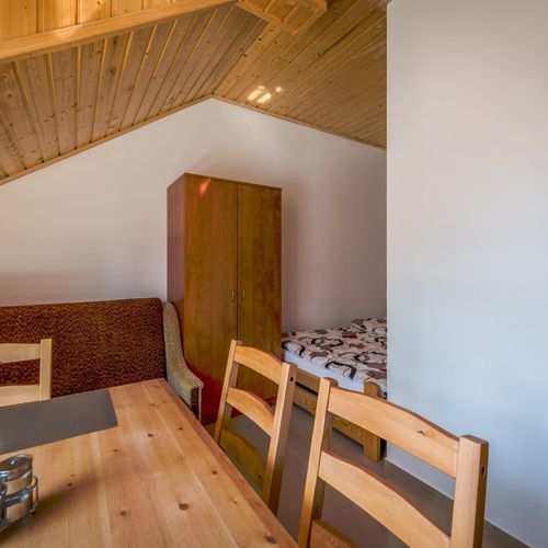 Apartman pro 8 os. se 2 ložnicemi s výhledem do zahrady na poschodí