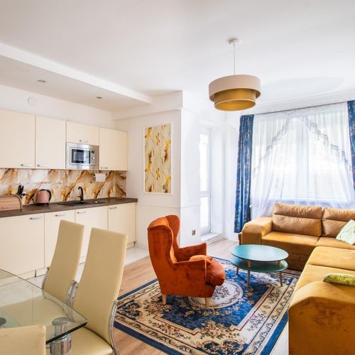 Apartament la parter cu vedere spre grădină cu 2 camere pentru 4 pers.