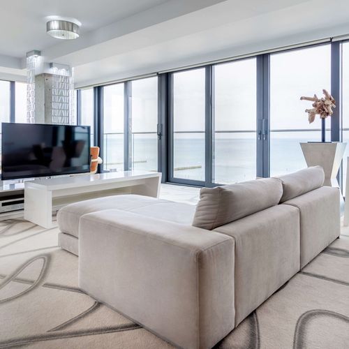 Apartament prezidential cu vedere spre mare cu 2 camere pentru 4 pers.
