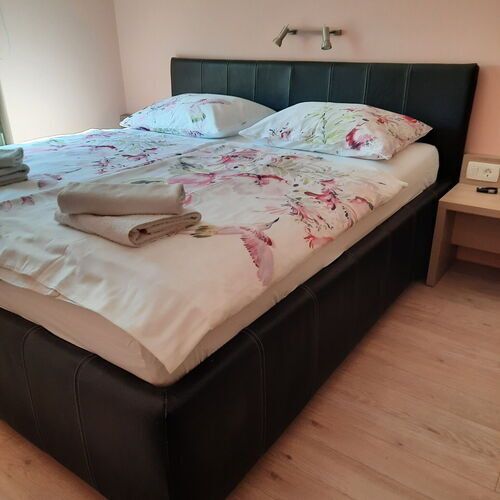 Apartament la parter cu vedere spre pădure cu 2 camere pentru 4 pers.