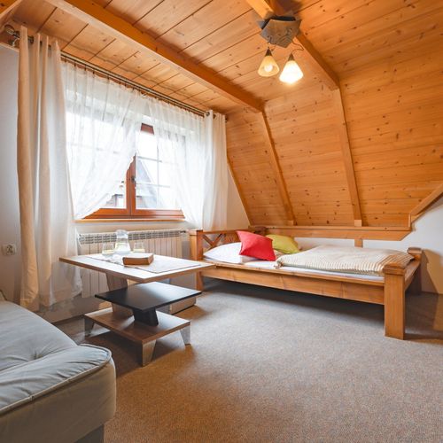 Apartament 4-osobowy na poddaszu z 2 pomieszczeniami sypialnianymi