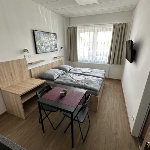 Apartman se sprchou s vlastní kuchyňkou s manželskou postelí s 1 ložnicí