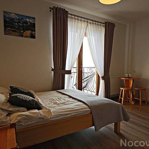 Pokoj s manželskou postelí s výhledem na hory
