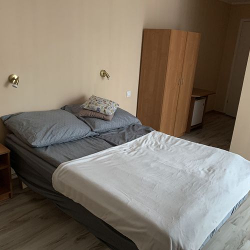 Camera tripla la etaj cu vedere spre curte