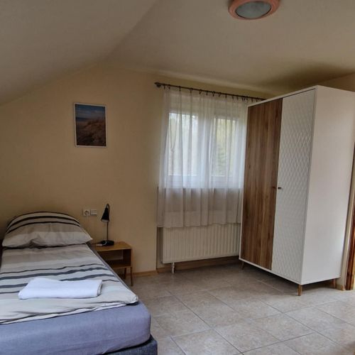 Pokój 4-osobowy z prysznicem z dostępem do ogrodu