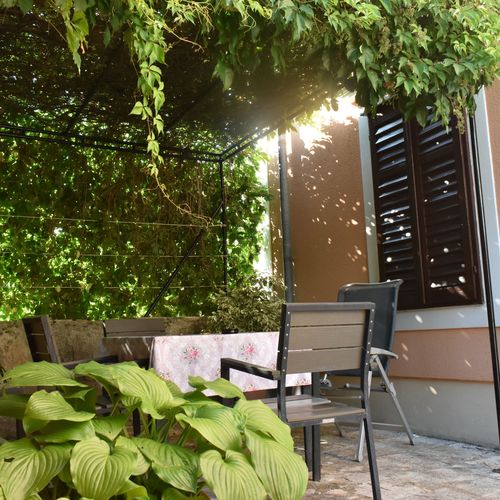 Apartman s klimatizací s terasou pro 5 os. se 2 ložnicemi A-20783-a