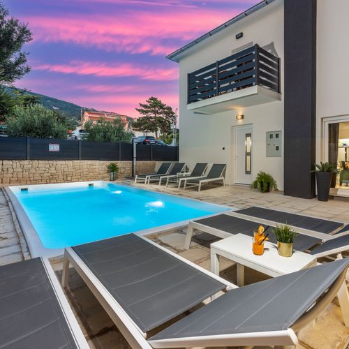 Apartament cu aer condiționat cu vedere spre mare cu 4 camere pentru 8 pers. K-21537