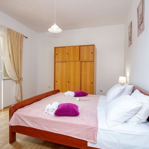 Apartament 4-osobowy z klimatyzacją z tarasem z 2 pomieszczeniami sypialnianymi A-22375-c