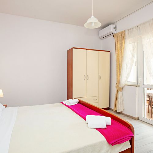 Apartament 4-osobowy z klimatyzacją z tarasem z 2 pomieszczeniami sypialnianymi A-22375-d