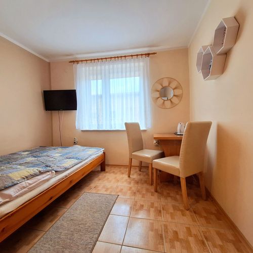 Pokoj s koupelnou s manželskou postelí na poschodí
