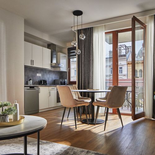Apartament deluxe cu balcon cu 2 camere pentru 4 pers.