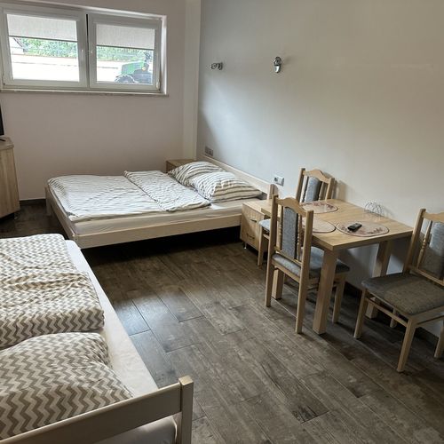 Apartament 3-osobowy w suterenie z prysznicem z 1 pomieszczeniem sypialnianym