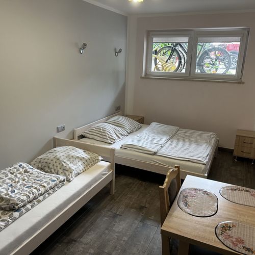 Apartament 3-osobowy w suterenie z prysznicem z 1 pomieszczeniem sypialnianym
