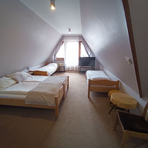 Pokój 4-osobowy z balkonem z widokiem na góry